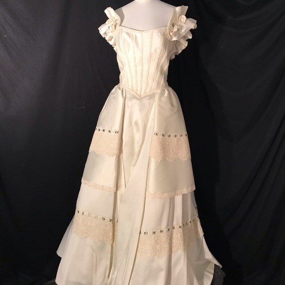 Vintage Ivory Silk Off Shoulder Wedding Dress 12 - Picture 3 of 7